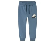 Blå sweatbukser fra Name It med en traktor printet på det ene lår 13247020 blue mirage